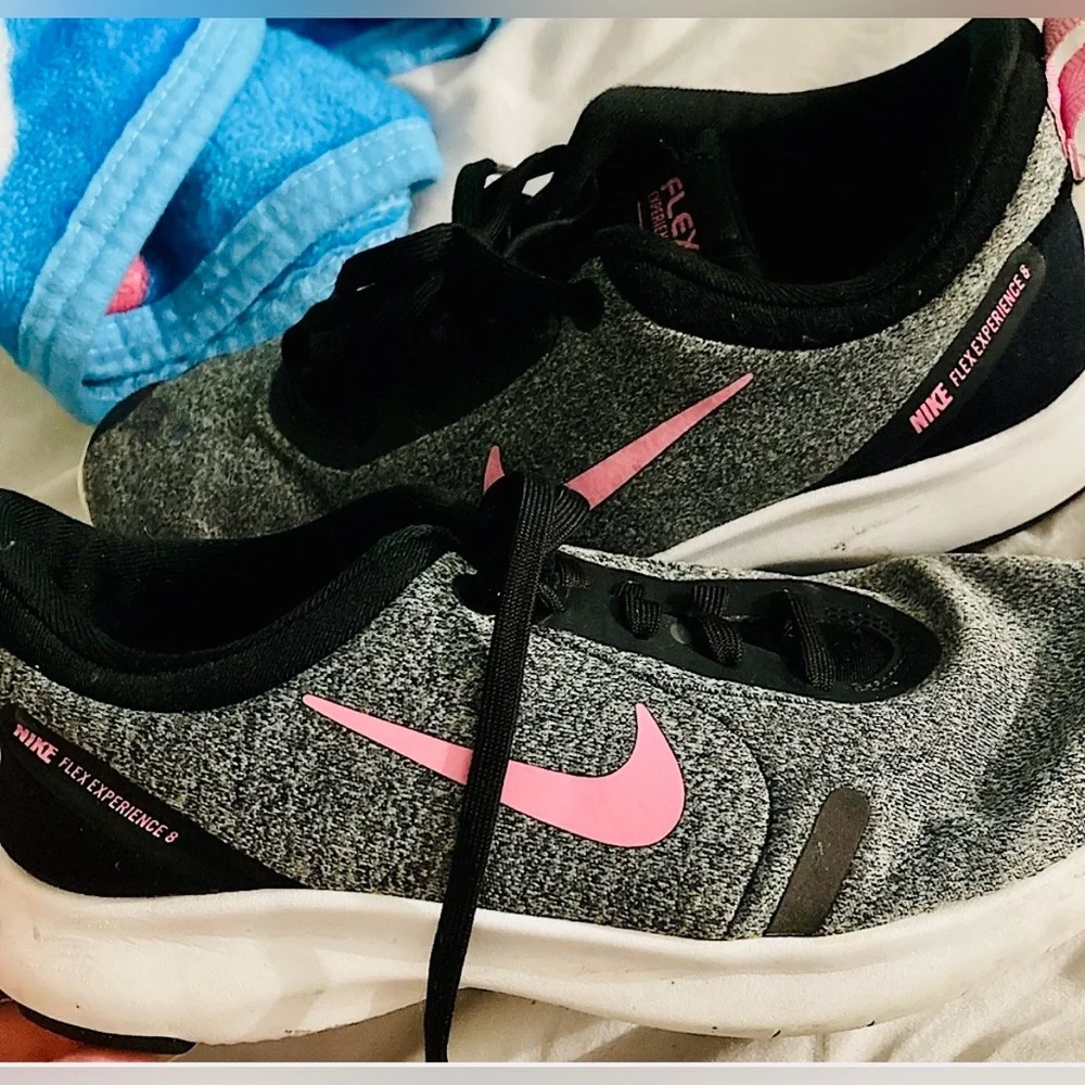NIKE Sneakers, Gray, Black, & White w/ Pink Logo, Size: 7, Good Condition! SHOE1
